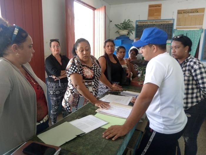 Especialistas y directivos del Mincin intercambian con la población