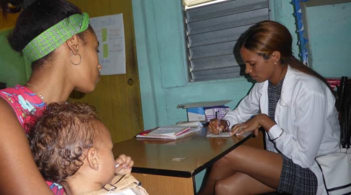Liliana en su consultorio de La Comunal, con Yaniris y su pequeño Liander. FOTO DEL AUTOR