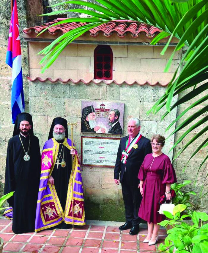 El Jefe de Estado cubano se tomó una foto ofi cial en la tarja que recuerda la entrega de
la llave de la Sacra Catedral entre Fidel y Su Toda Santidad. FOTO TOMADFA DE PRESIDENCIA