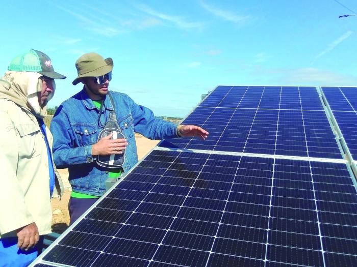 Leudis Pupo, ingeniero en Tecnologías Nucleares y Energética, con experiencia en parques eólicos y fotovoltaicos, es «celoso» con la precisión del montaje. foto del autor