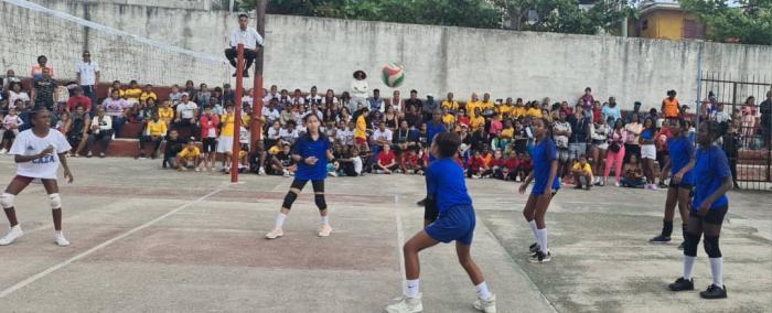 El graderío repleto de padres y aficionados de la comunidad avivó la competencia. Foto del autor