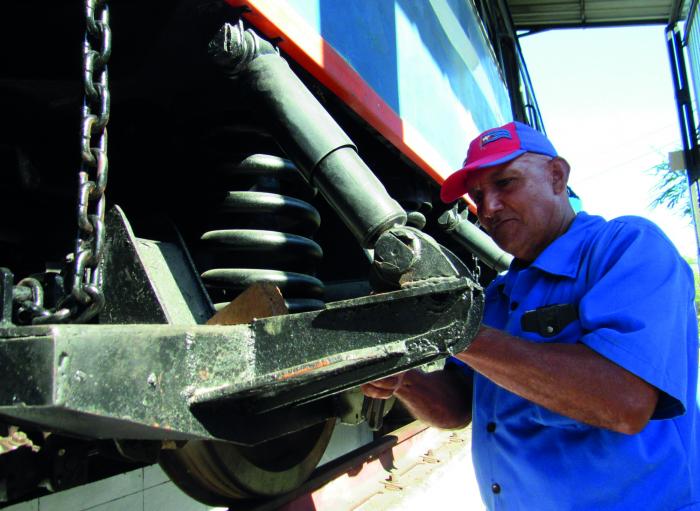 Lázaro Herrera Sánchez es un defensor de localizar y emplear las partes y piezas con que pueden 
ser recuperados los coches motores y tráileres que llegan al taller. Foto del autor