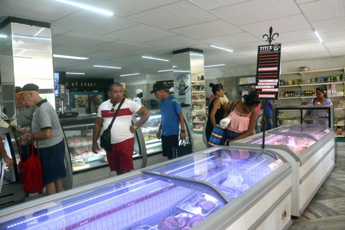 Recorrido por diferentes tipos de mercados en La Habana donde los inspectores controlaban lo dispuesto para la venta y los precios de los productos. Guanabacoa