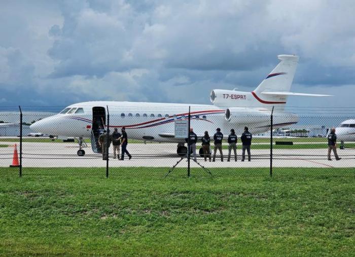 El Dassault Falcon 2000ex, que desde 2024 permanecía en un hangar en un aeropuerto de Santo Domingo, fue secuestrado por Estados Unidos. FOTO: TOMADA DE LA CUENTA DE X DE BRUNO RODRÍGUEZ