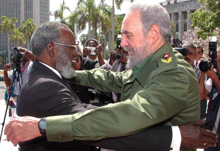 RECIBE FIDEL CASTRO COMANDANTE EN JEFE A SAM NUJOMA  PRESIDENTE DE NAMIBIA EN LOS CONSEJOS DE ESTADO Y DE MINISTROS 23  06  04  ( FOTO R.L.HEVIA)
(SAN01)

Fid13149