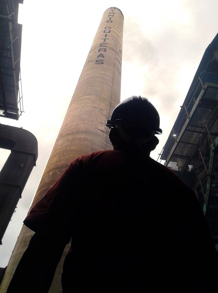 El empuje, abajo, tiene que estar a la altura de esa legendaria chimenea para que el Guiteras pueda responderle a Cuba. FOTO DEL AUTOR