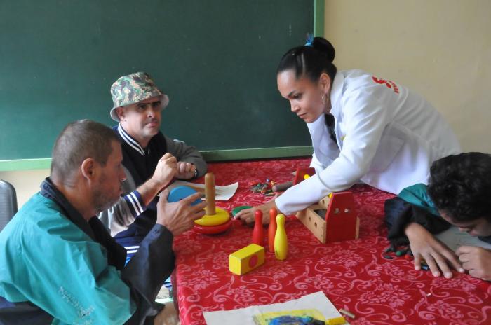 Taller de manualidades, una de las ocupaciones de los residentes en el Centro. FOTO: JUAN CARLOS DORADO