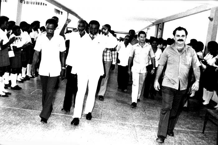 Recorrido de Sam Nujoma, Presidente de Namibia, por la Escuela Secundaria Básica en el Campo (ESBEC) Hendrick Witbooi. Estudiantes Namibios en la Isla de la Juventud, Cuba. Foto: Luciano Pinto