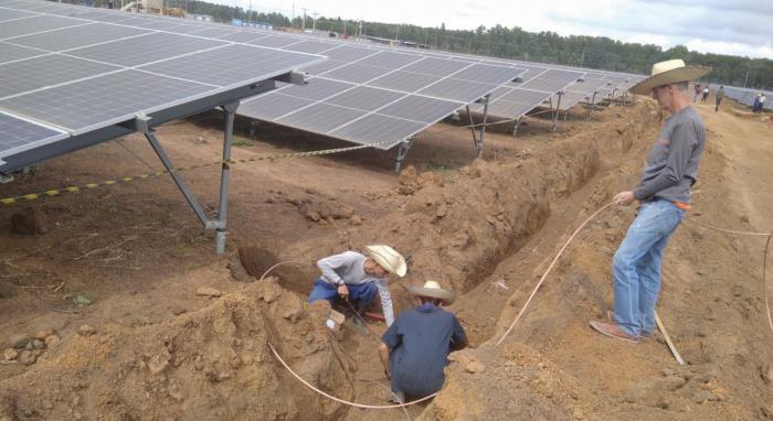 Sin pausas trabajan para culminar el parque solar fotovoltaico de Alcalde Mayor, en Abreus. Foto del autor