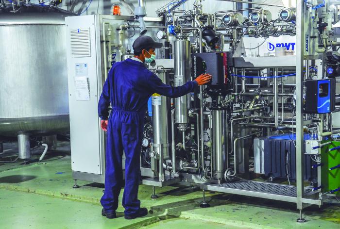 Recorrido por laboratorios de BioCuba Farma, El doctor Eduardo Martínez Díaz, presidente del Grupo de las Industrias Biotecnológica y Farmacéutica de Cuba (BioCubaFarma), UEB Sitoxtáticos de la empresa de laboratorios AICA