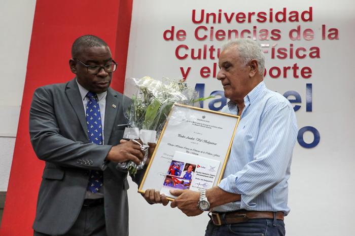 José Ramírez, amigo personal de Pedro Val, recibió la certificación del título honoris causa a nombre del destacado entrenador de lucha. Foto: Abel Padrón Padilla/ Cubadebate.