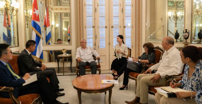 encuentro con el Embajador de la República Popular China @EmbHuaXin para abordar prioridades de la agenda bilateral.