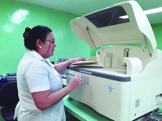 Los laboratorios de la institución disponen de equipos con alta confiabilidad, sensibilidad y rapidez, en la obtención de los resultados. foto: Mayda Medina Entenza