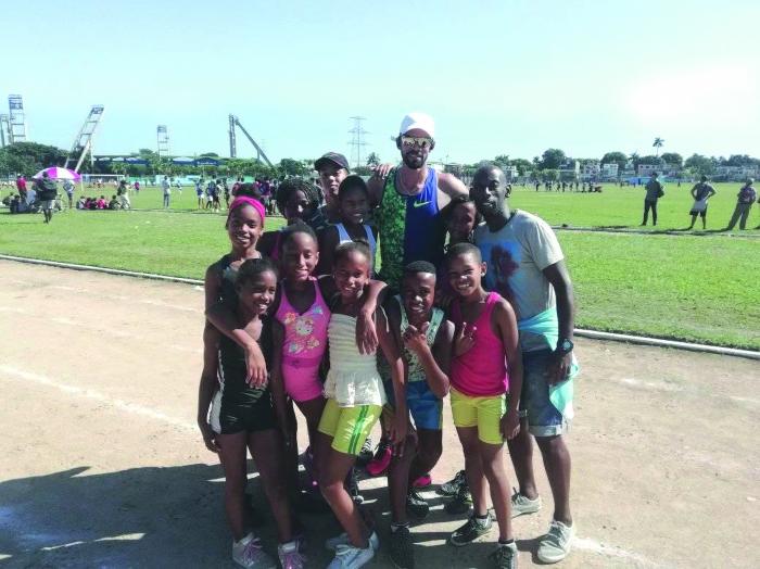 En los Juegos Escolares para discapacitados de 2024 eligieron a Irving Bustamante como el entrenador
más destacado. FOTO CORTESÍA DEL ENTREVISTADO