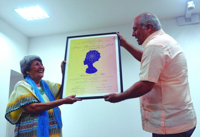 La doctora Mildred de la Torre Molina recibe el Premio Nacional de Ciencias Sociales y Humanísticas-2024.
FOTO: JUVENAL BALÁN