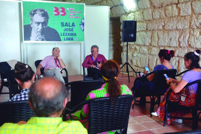 Presentación de Poemas del transtierro, una revelación en la feria. FOTO: JUVENAL BALÁN