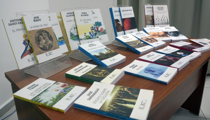 Presentación de la nueva edición de la Biblioteca del Pueblo por el intelectual Virgilio López Lemus y con la presencia de Alpidio Alonso Grau, Ministro de Cultura
