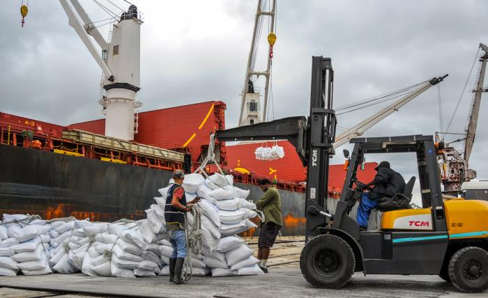 Descarga en el puerto de La Habana de arroz para la canasta familiar normada