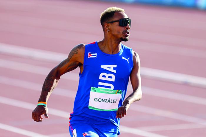 Raciel González ayuda a corregir defectos de sus compañeros, como un apoyo a su entrenadora Miriam Ferrer, a quien llama «la maga». Foto: Calixto N. Llanes 