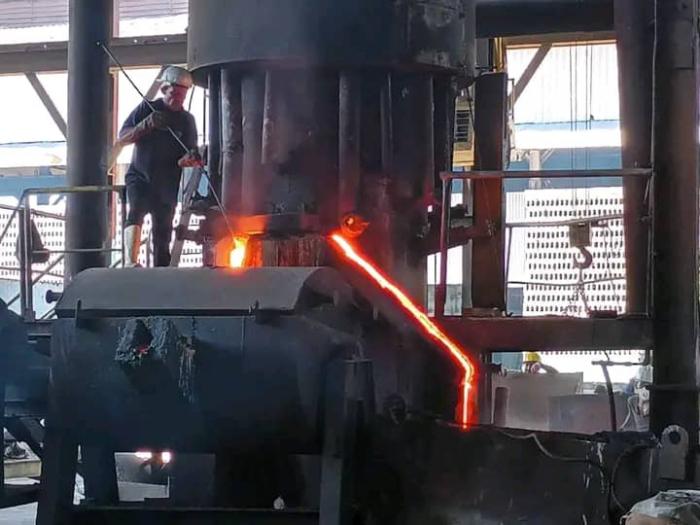  	
En los Talleres Fajardo de Manzanillo se realiza la fundición de mazas, bombas y otras piezas de repuesto para la actual campaña azucarera en el país. Foto: Cortesía de la entidad. 