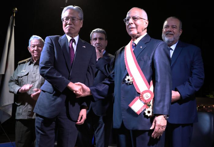 Cuba y Japón. Gran Cordón El excelentísimo Sr. Nakamura Kazuito, Embajador de Japón en Cuba hace entrega del Gran Cordón de la Orden del Sol Naciente