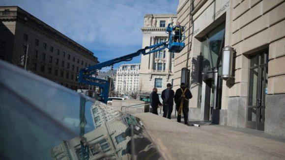 Un trabajador retira el nombre de la Agencia de Estados Unidos para el Desarrollo Internacional (USAID) de su sede en Washington el 7 de febrero. Foto: Getty Images.