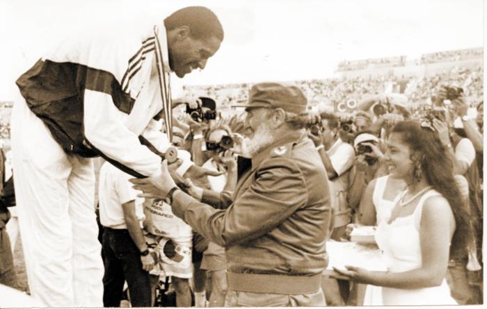 Juegos Panamericanos Habana 91.Fidel condecora  a Javier Sotomayor.
