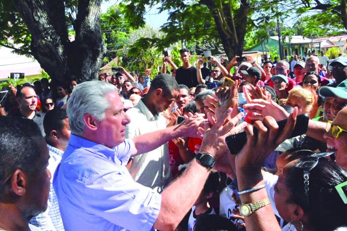Díaz-Canel en el encuentro con el pueblo, «que cada día alimenta el heroísmo a dimensiones que nadie en
el mundo lo ha hecho». FOTO: ESTUDIOS REVOLUCIÓN