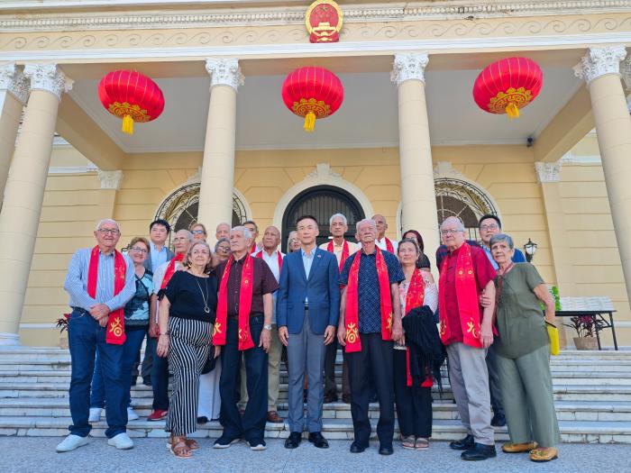 Recibimiento, en la Embajada de China en Cuba, a varios de los 223 expilotos cubanos que viajaron a China para aprender técnicas de vuelo y mantenimiento de aeronaves en 1961