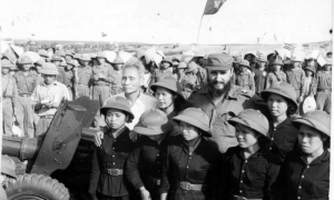 Viaje de Fidel a Vietnam del Norte.  Fidel con combatientes vientamitas
Foto: Jorge Oller, 17 de septiembre de 1973.