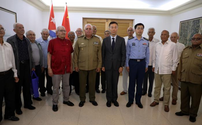 Encuentro entre  primeros pilotos formados en China