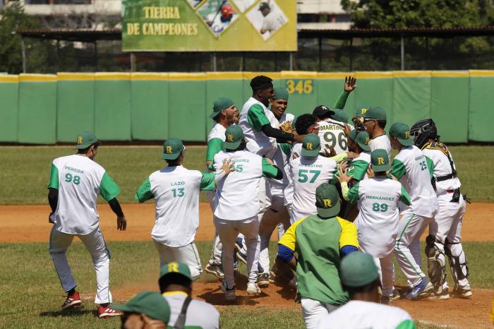 Los pinareños ganaron los dos primeros compromisos y se proclamaron campeones.  Foto: roberto morejón