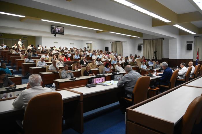 Si un organismo tiene una faena tremenda en la 
vindicación de Cuba, es el Minrex, dijo Díaz-Canel. 
foto: estudios revolución