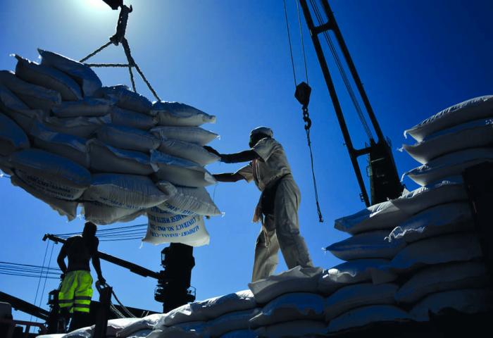 Se prevé que entre otro barco, proveniente de Santiago de Cuba, para completar el demandado producto, 
correspondiente al mes de enero. foto: ricardo lópez hevia	
