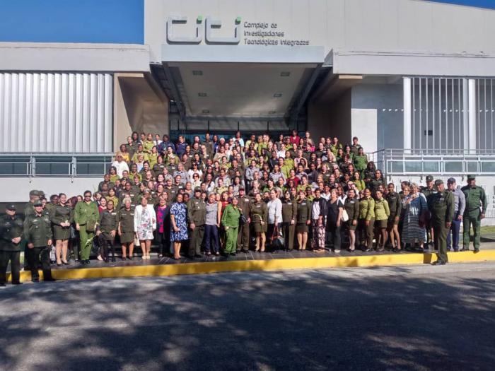 homenaje a las féminas del Minint