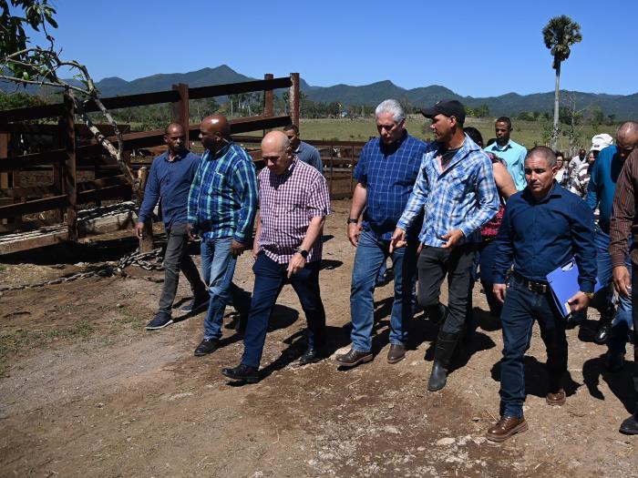 Díaz-Canel insistió en que, trabajando juntos podemos vencer al enemigo que nos quiere aplastar.
FOTO: ESTUDIOS REVOLUCIÓN