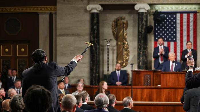 El congresista demócrata, Al Green, protestó contra los recortes de los programas sociales, por lo que fue expulsado del Congreso durante el discurso presidencial. foto: reuters