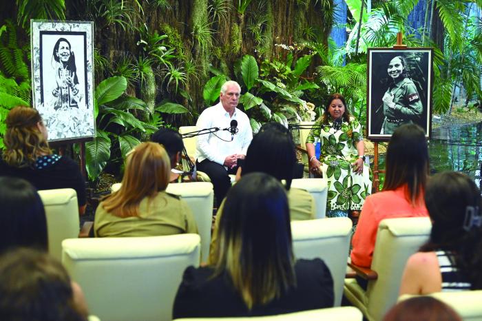 Lo importante no es hacer grandes cosas, sino que cada quien construya y aporte a la Revolución. foto: estudios revolución