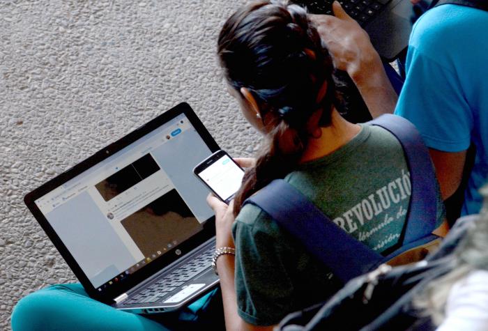 En los países de bajos ingresos en particular, el 43 % de los jóvenes de 15 a 24 años utilizan internet,
frente a 23 % del resto de la población. FOTO: RICARDO LÓPEZ HEVIA