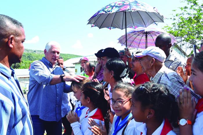En cada uno de sus recorridos el presidente dedica siempre un tiempo valioso para el imprescindible
intercambio con el pueblo. foto: Estudios Revolución