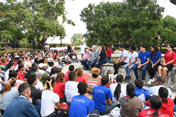 Diaz Canel y jóvenes