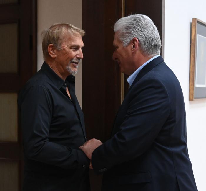 Díaz-Canel dijo al visitante que los cubanos han seguido con interés las vivencias del estadounidense por varios lugares del país caribeño. Foto: Estudios Revolución