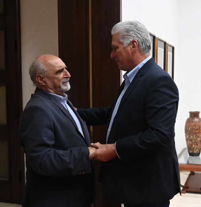 Díaz-Canel transmitió a Jorge Alberto Kreyness toda la solidaridad de Cuba ante la difícil situación que está viviendo el pueblo argentino. Foto: Estudios Revolución