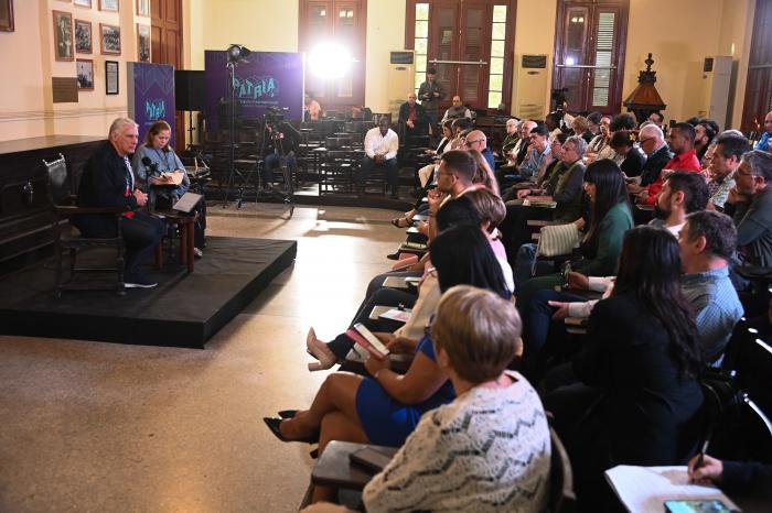 Díaz-Canel: «Vamos a dotar a la red de Patria de una estructura formal que permita su funcionamiento 
como una comunicación directa entre todos». FOTO: ESTUDIOS REVOLUCIÓN