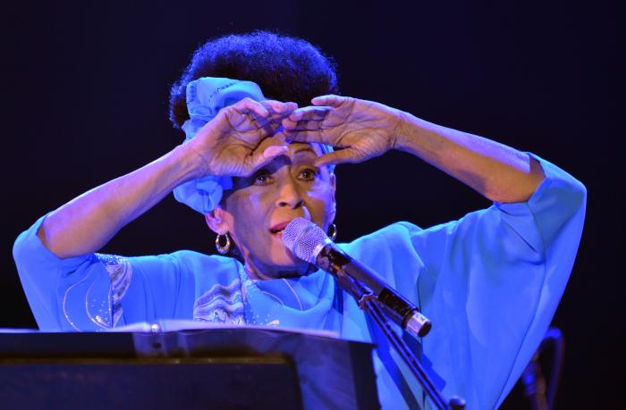 Concierto de Roberto Fonseca, su grupo Temperamento y Omara Portuondo, presentando el CD Magia Negra, en el Teatro Mella. La Habana, Cuba.