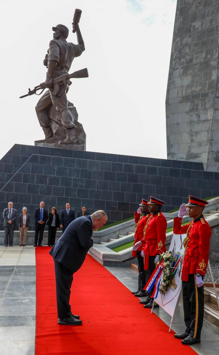 El Primer Ministro Manuel Marrero Cruz  en visita oficial a la República de Namibia, con motivo de la toma de posesión de la Presidenta Exma Sra NetumboNandi Ndaitwah, coloca ofrenda floral en el Mausoleo a Sam Nujoma