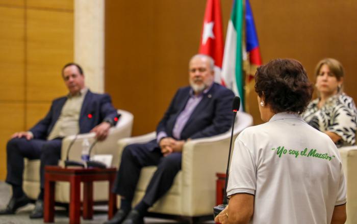 El Primer Ministro Manuel Marrero Cruz  en visita oficial a la República de Guinea Ecuatorial, se reune con colaboradores de la salud, la educación y cubanos recidentes en este país