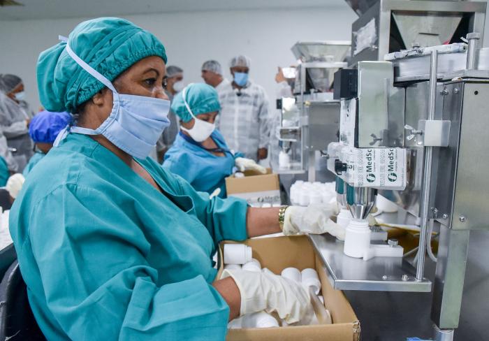 El recrudecimiento del bloqueo y la persecución financiera impacta en la producción de medicamentos. foto: Ariel Cecilio Lemus