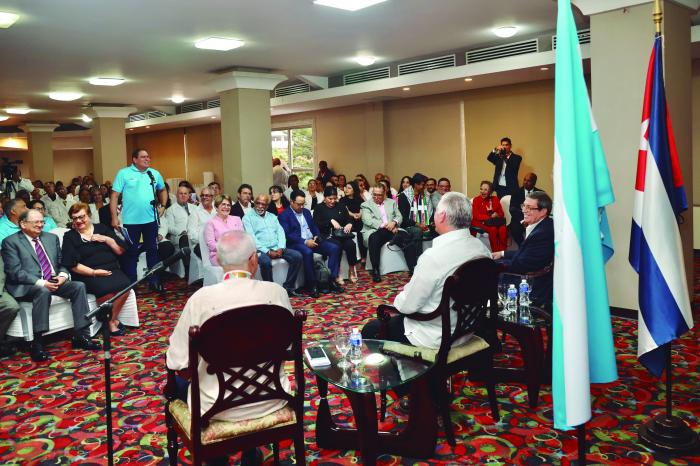 El mandatario conversó con una representación de las brigadas médicas y educativas cubanas que trabajan en Honduras, y con amigos de la solidaridad. foto: estudios revolución