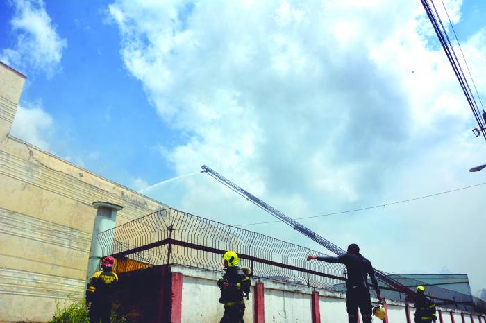 Incendio en la fábrica de cerveza Guido Pérez, del municipio Cotorro, en esta capital.